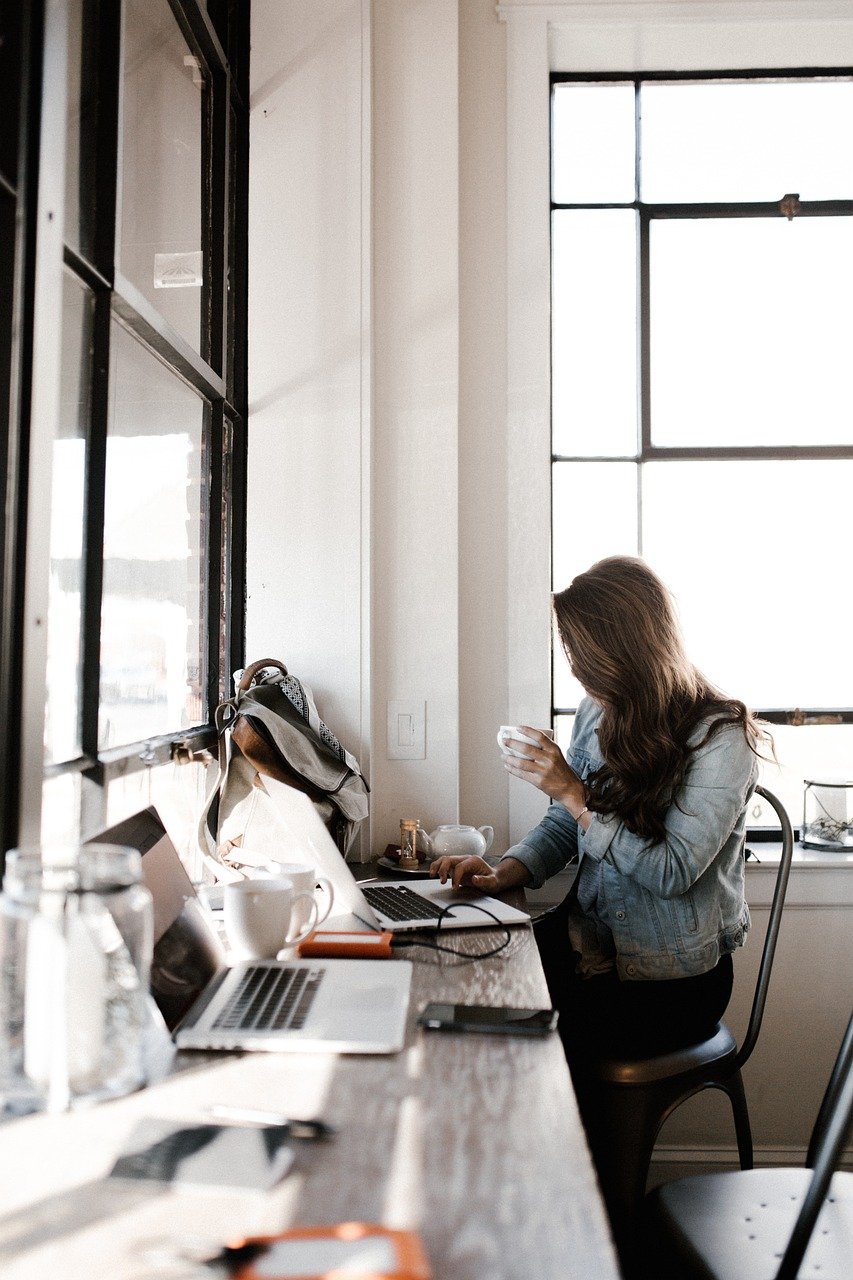 alt="Travailler chez Synectia, un réseau innovant pour les gestionnaires de copropriété en France. Carrière flexible, rémunération compétitive et équilibre entre vie professionnelle et personnelle."